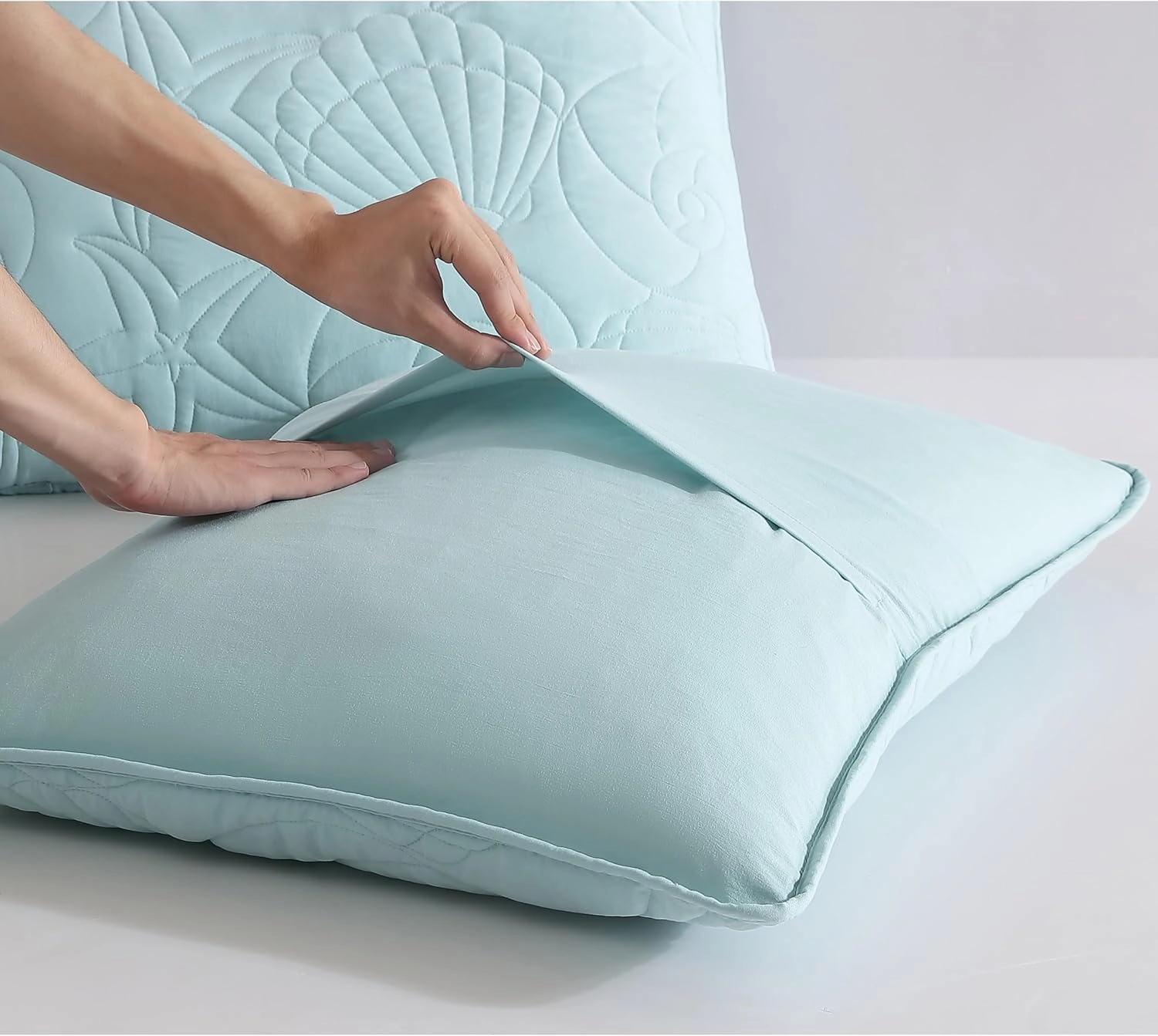 CARIBBEAN JOE Full/Queen Outlined Shell 3-Piece Quilt Set, Coastal Beach Design Bedding, Aqua