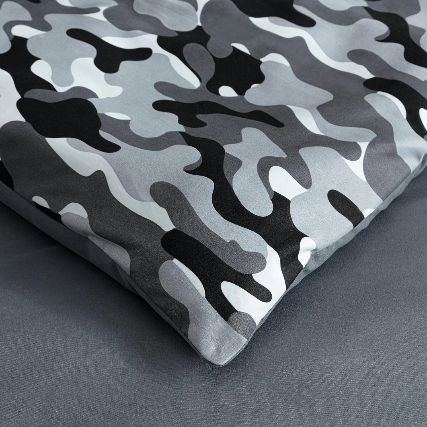 Chezmoi Collection Soft Microfiber Printed Military Camo Bedding Set 3-Piece Black Gray Camouflage Comforter Set, Queen Size