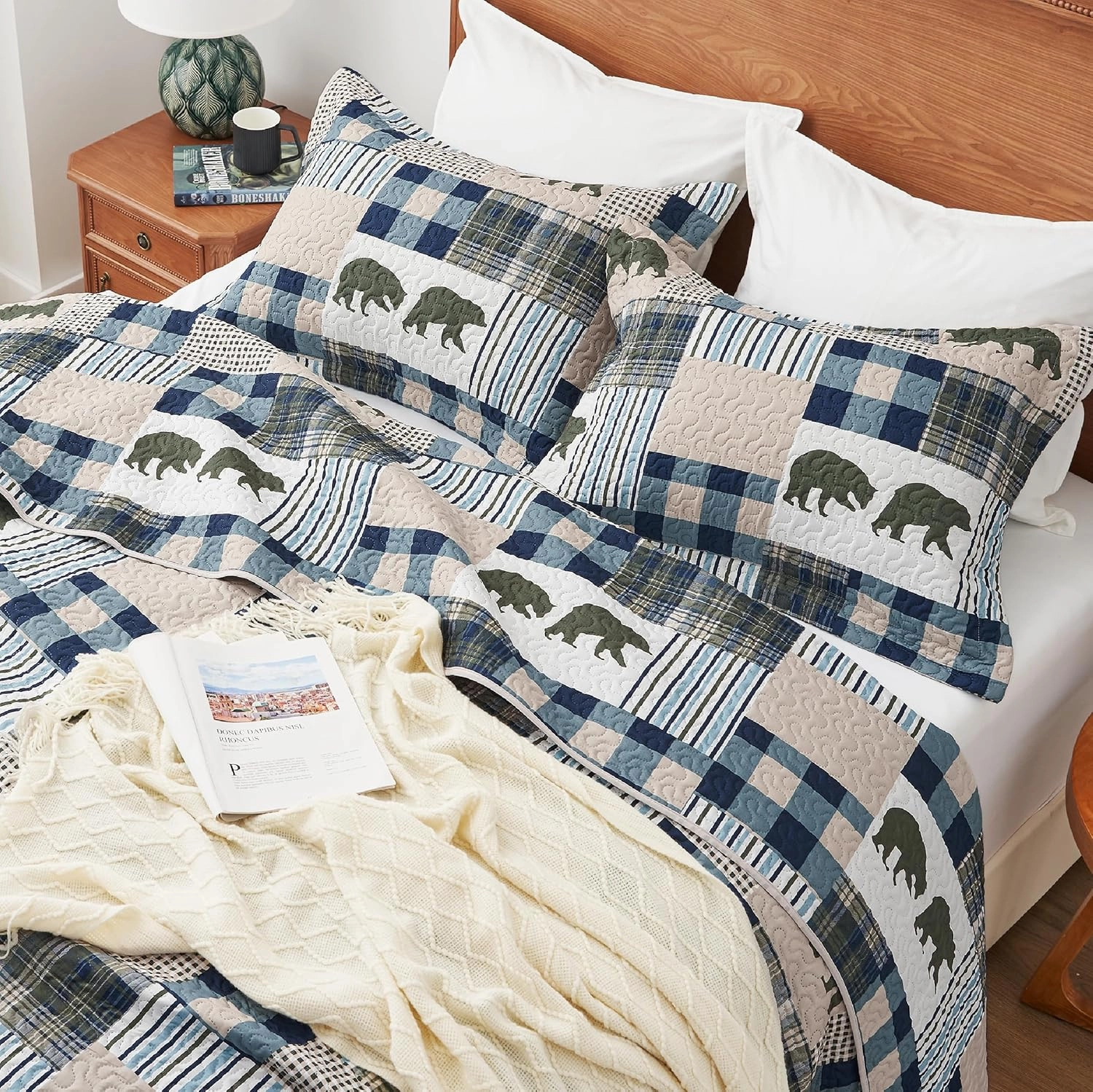Christmas Cabin Quilt Sets Queen, 3-Piece Lightweight Reversible All Season Bear Quilt Set, Lodge Bedspread Queen Size Quilt with 2 Shams, Rustic Quilt Coverlet Bed Set