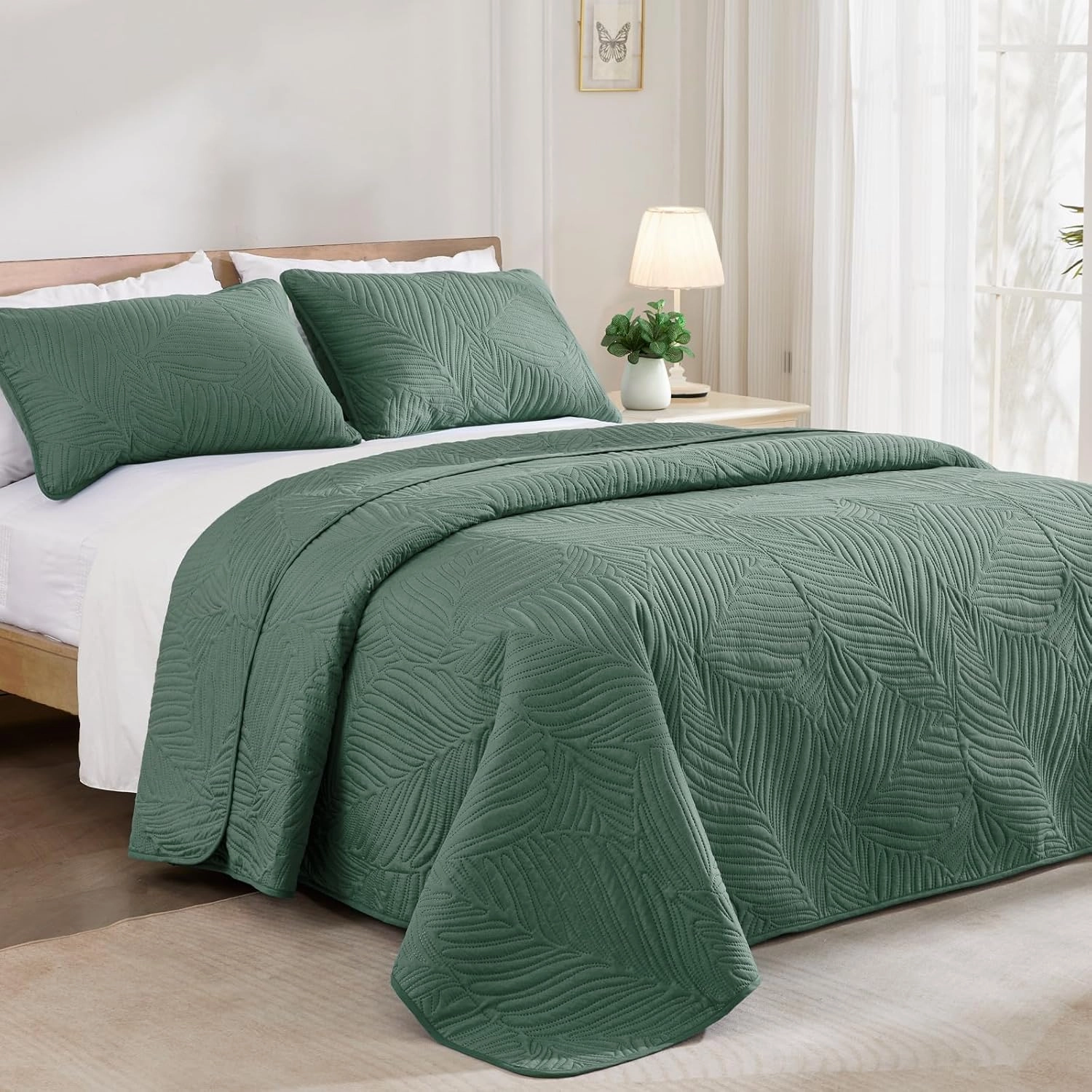 Exclusivo Mezcla Queen Quilt Bedding Set, Lightweight Green Quilts Queen Full Size for All Seasons, Soft Microfiber Bedspreads Coverlets Bed Cover with Leaf Pattern, 3 Piece
