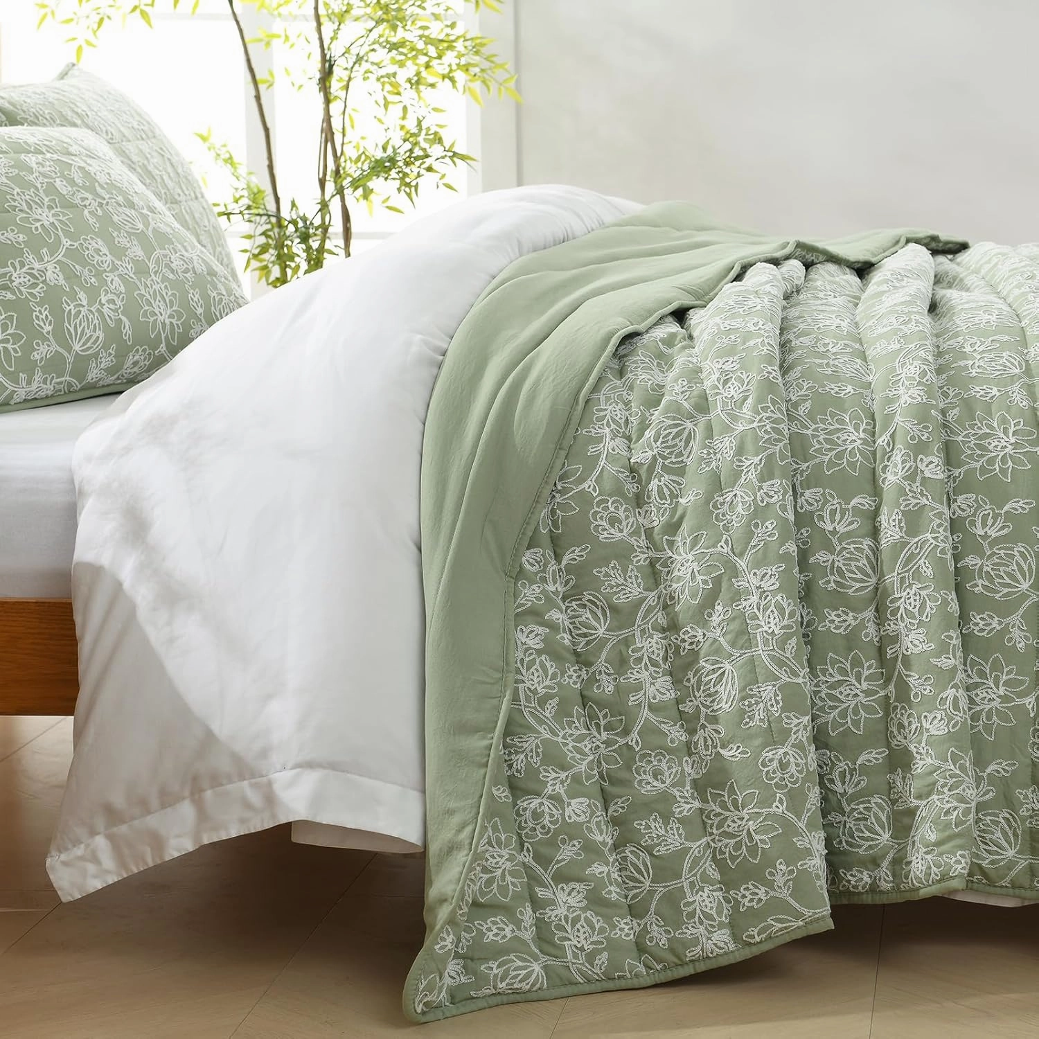 HORIMOTE HOME Floral Embroidery Quilt King Size, Sage Green King Quilt Bedding Set Soft Lightweight Bedspread 3 Pieces Shabby Chic Farmhouse King Size Comforter Set for All Seasons
