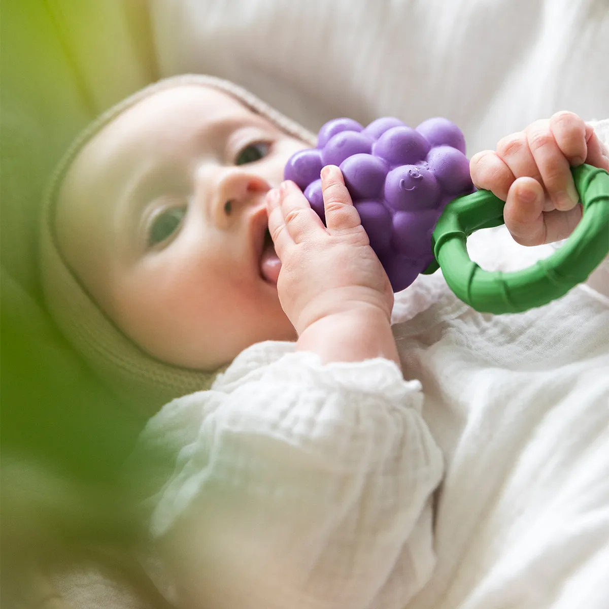 Oli&Carol rattle toy grape